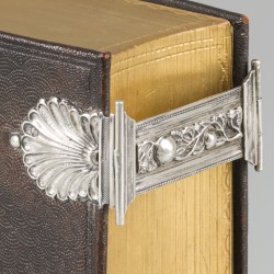 Bijbel met dubbele sloten zilver.