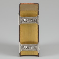 Bijbel met dubbele sloten zilver.