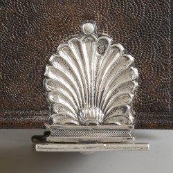 Bijbel met dubbele sloten zilver.