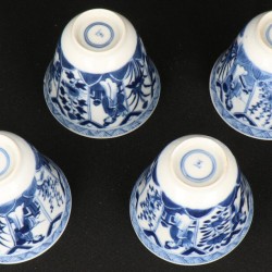 Een set van (4) porseleinen kop en schotels met floraal decor, gemerkt Yu (jade). China, 19e eeuw.