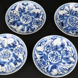 Een set van (4) porseleinen kop en schotels met floraal decor, gemerkt Yu (jade). China, 19e eeuw.