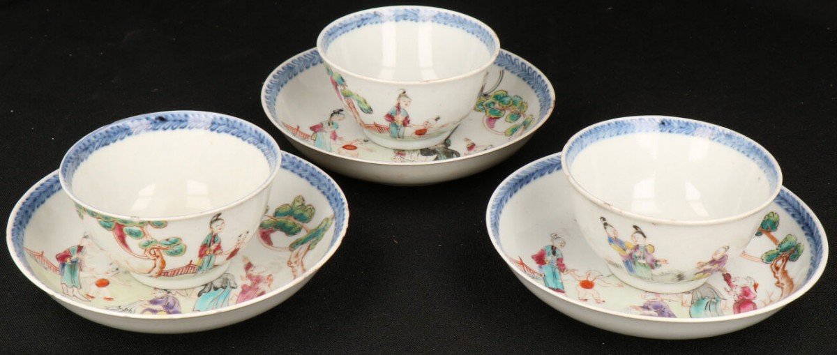 Een set van (3) porseleinen kop en schotels met Famille Rose figuur decoratie. China, eind 18e eeuw.