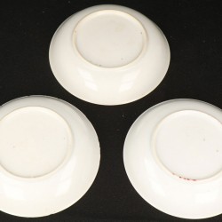 Een set van (3) porseleinen kop en schotels met Famille Rose figuur decoratie. China, eind 18e eeuw.