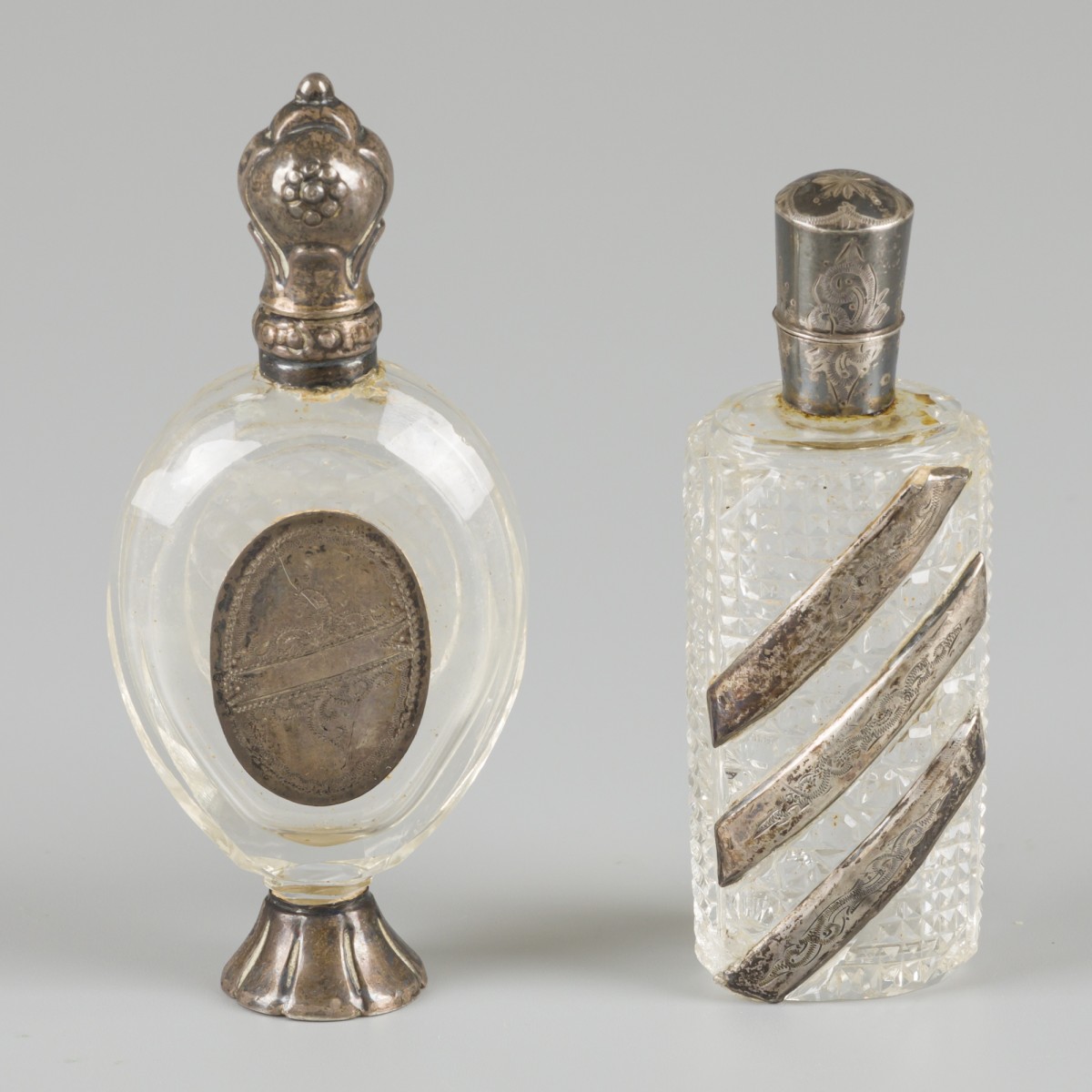 2-delig lot parfumflacons zilver.