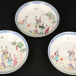 Een set van (3) porseleinen kop en schotels met Famille Rose figuur decoratie. China, eind 18e eeuw.