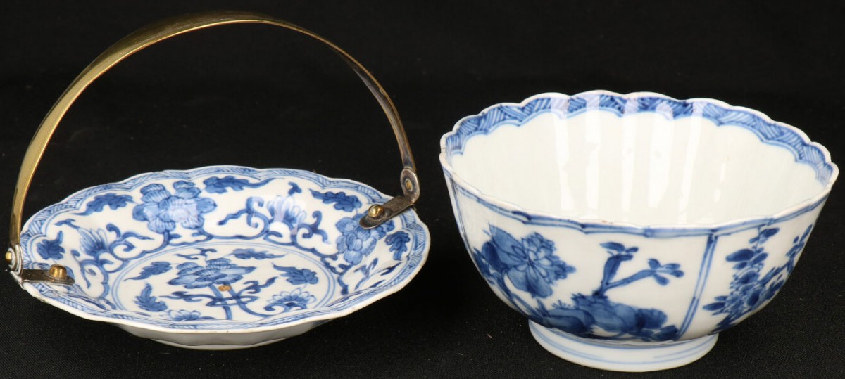 Een lot (2) bestaande uit een Porseleinen gelobd kommetje met 4-vaks verdeling floraal en gelobd bordje met verzilverd hengsel. China, Kangxi.