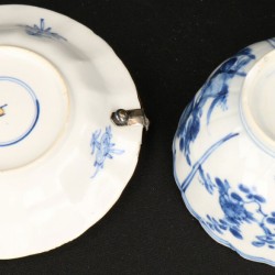 Een lot (2) bestaande uit een Porseleinen gelobd kommetje met 4-vaks verdeling floraal en gelobd bordje met verzilverd hengsel. China, Kangxi.