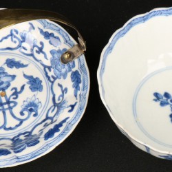Een lot (2) bestaande uit een Porseleinen gelobd kommetje met 4-vaks verdeling floraal en gelobd bordje met verzilverd hengsel. China, Kangxi.