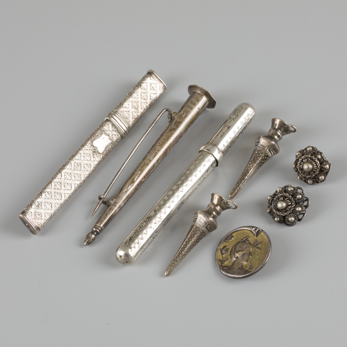 8-delige set diversen zilver.