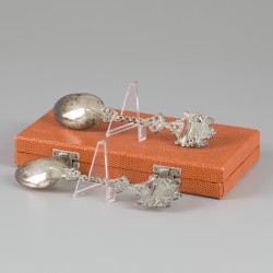 2-delige set Historielepels Juliana Regina (1948-1980) & Beatrix Regina (30-4-1980) zilver.