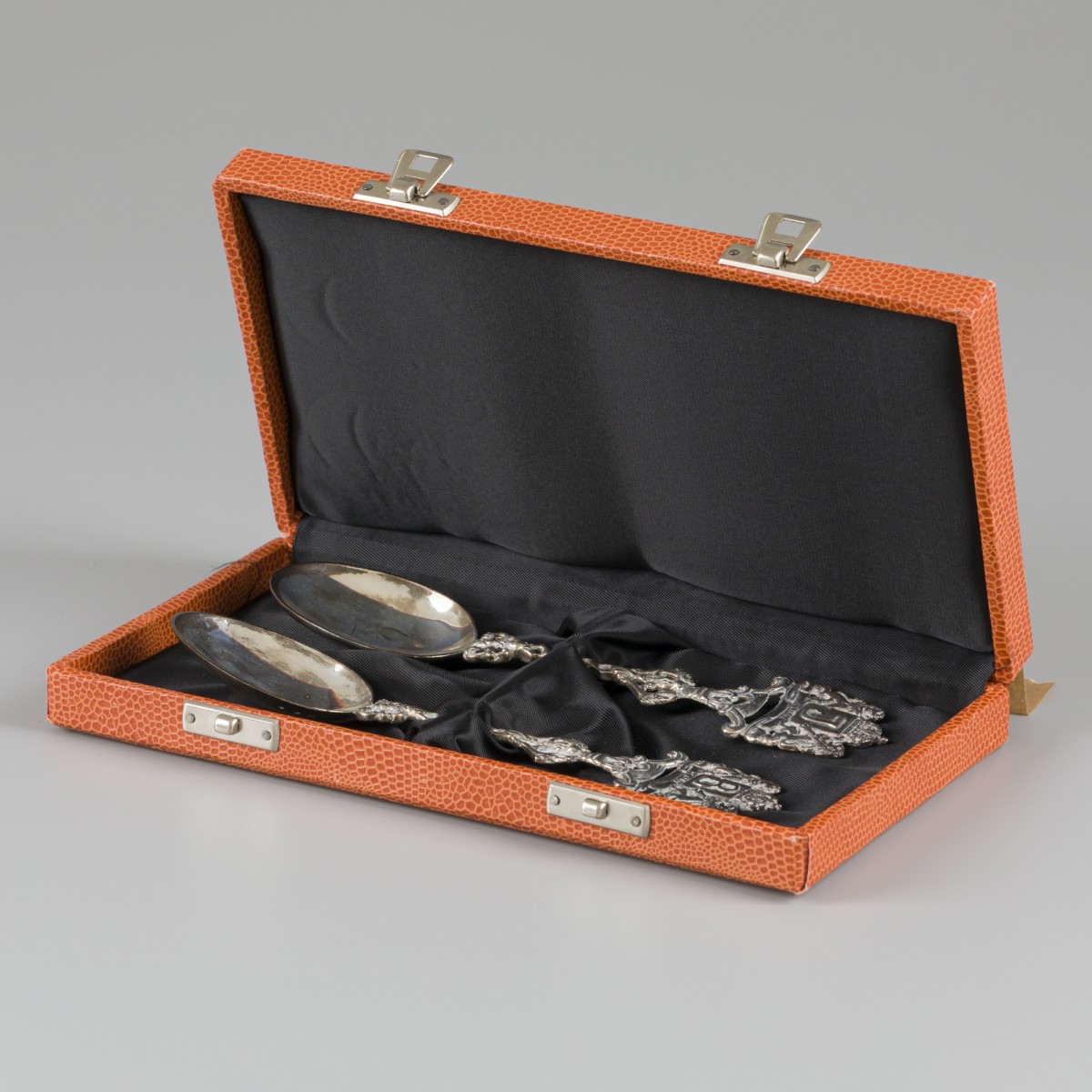 2-delige set Historielepels Juliana Regina (1948-1980) & Beatrix Regina (30-4-1980) zilver.
