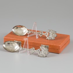 2-delige set Historielepels Juliana Regina (1948-1980) & Beatrix Regina (30-4-1980) zilver.