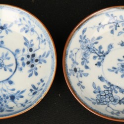 Een lot van (2) Porseleinen kop en schotels met floraal decor en capucijner aan buitenzijde. China, Qianglong.