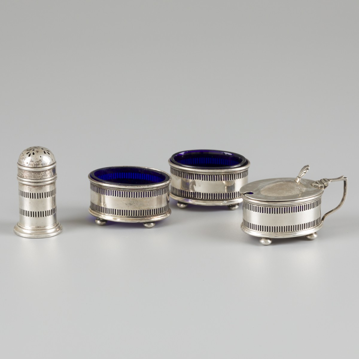 4-delige set zoutkelders, mosterdpot en strooier zilver.