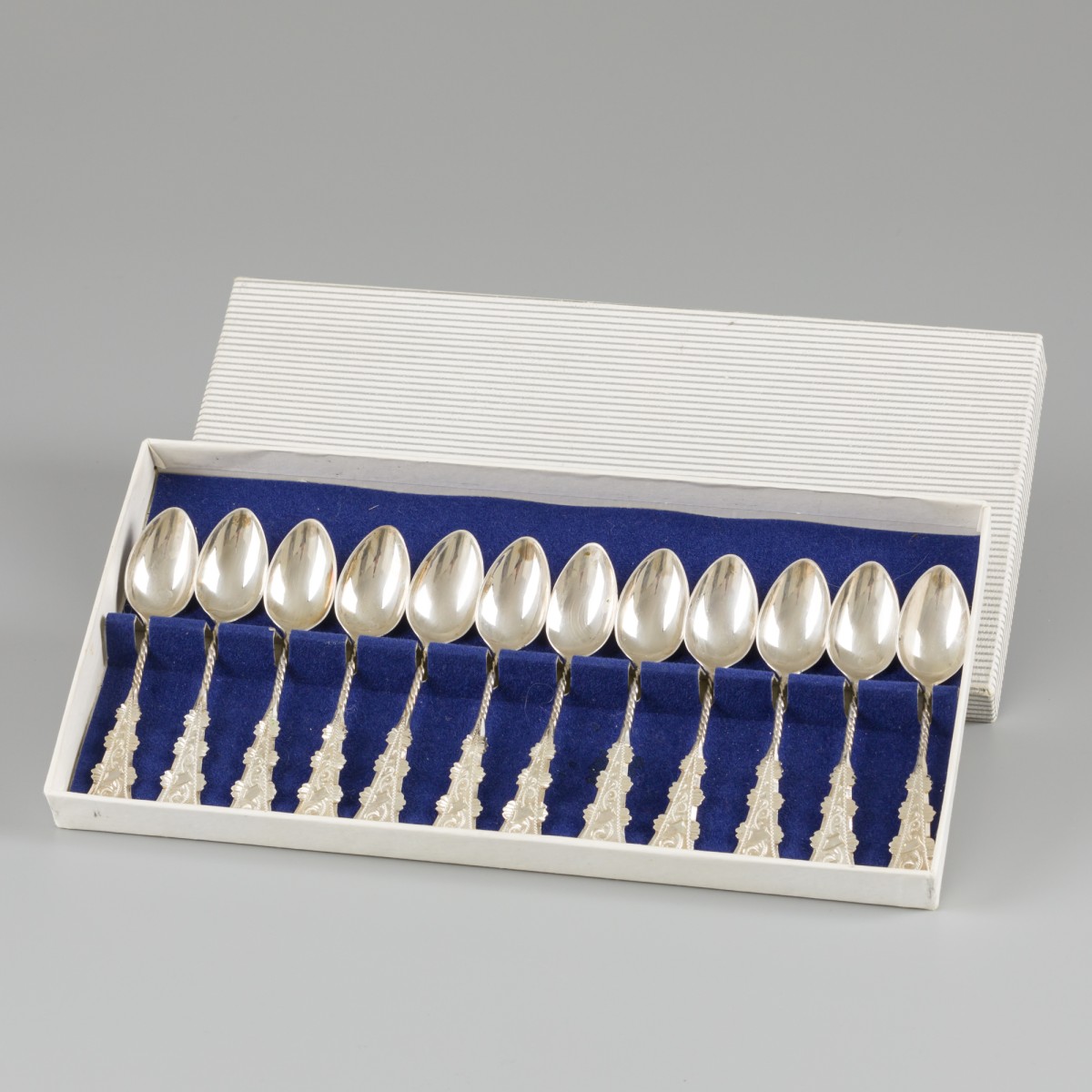 12-delige set koffie- / theelepels zilver.