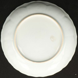 Een Porseleinen bord met lotusblad decor waarin rivierlandschap en floraal decor. China, Qianglong.