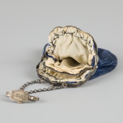 Beugelbeursje met rokhaak zilver.