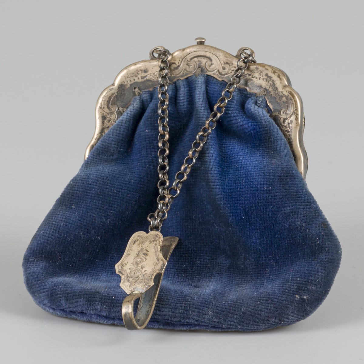 Beugelbeursje met rokhaak zilver.