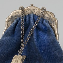Beugelbeursje met rokhaak zilver.