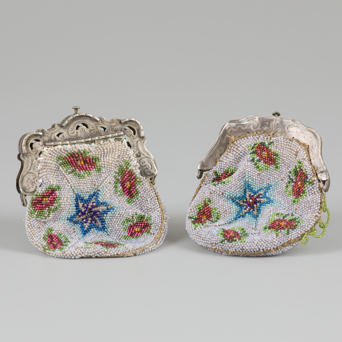 2-delig lot beugelbeursjes zilver.