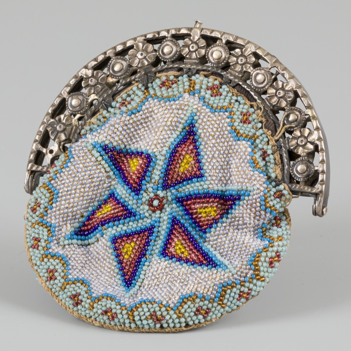 Beugelbeursje zilver.