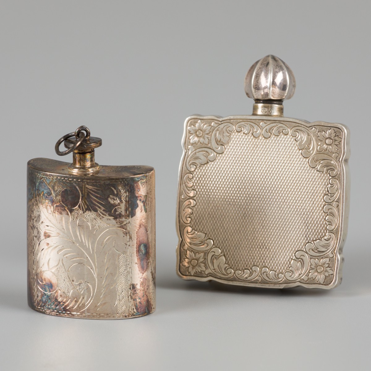 2-delige set parfumflacons zilver.