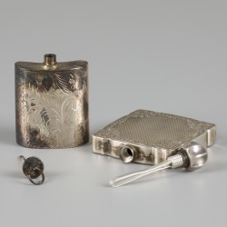 2-delige set parfumflacons zilver.