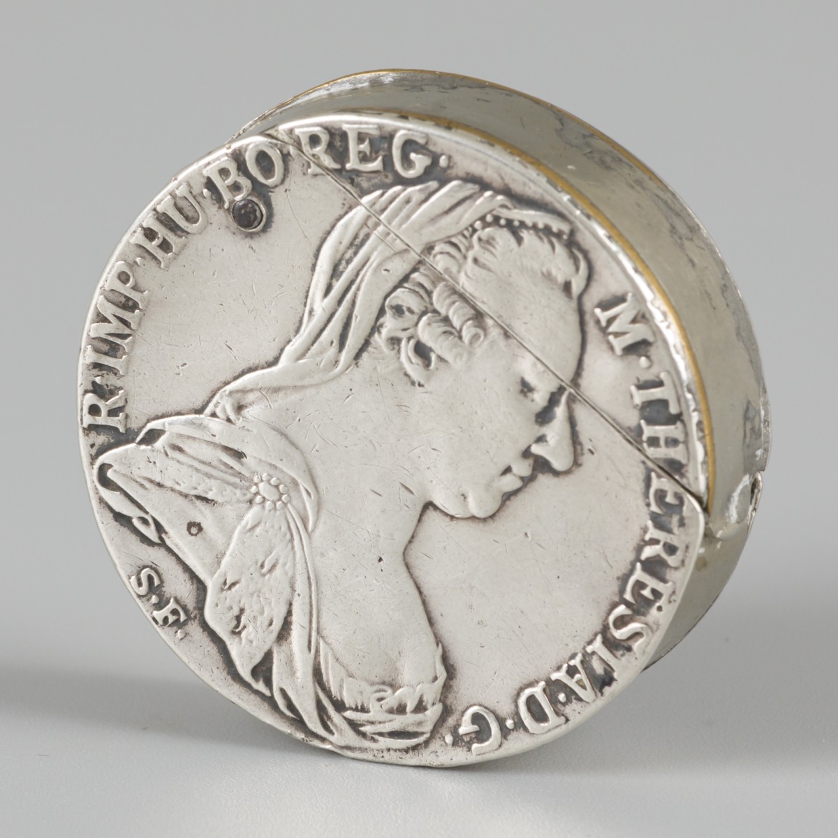 Aansteker voorzien van Oostenrijk 1 Thaler 1780 zilver.