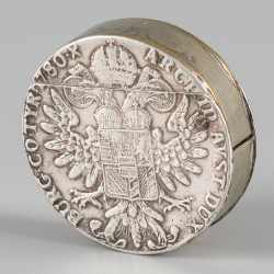 Aansteker voorzien van Oostenrijk 1 Thaler 1780 zilver.