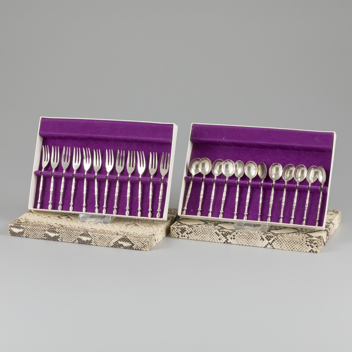 24-delige set theelepels en taartvorkjes zilver.