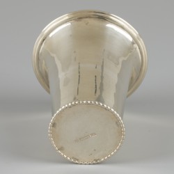 Lepelvaas zilver.