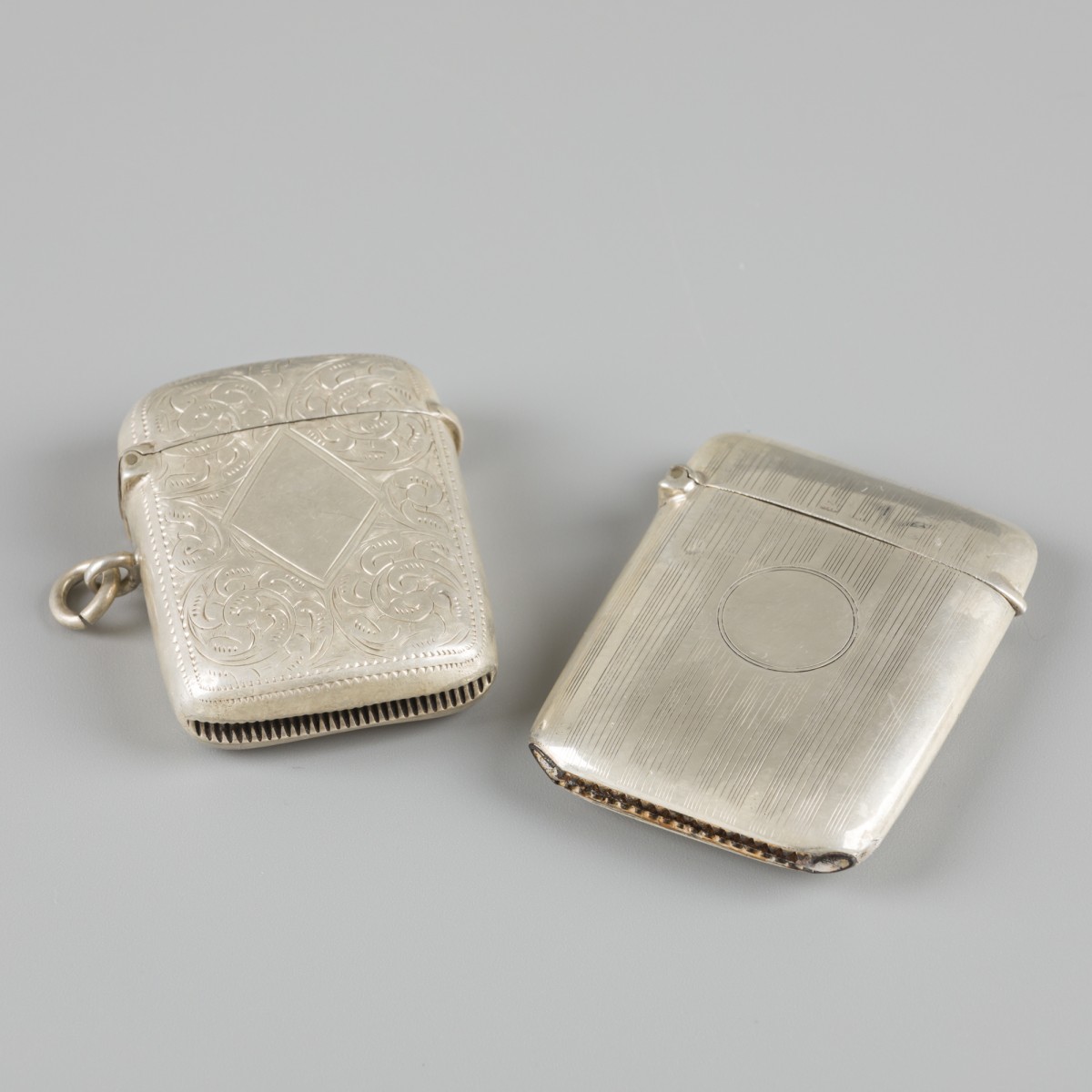 2-delig lot vesta cases / tondeldoosjes zilver.