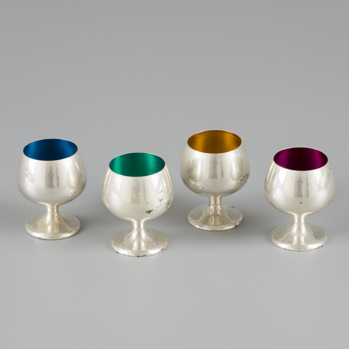 4-delige set likeur- / shotglaasjes zilver.