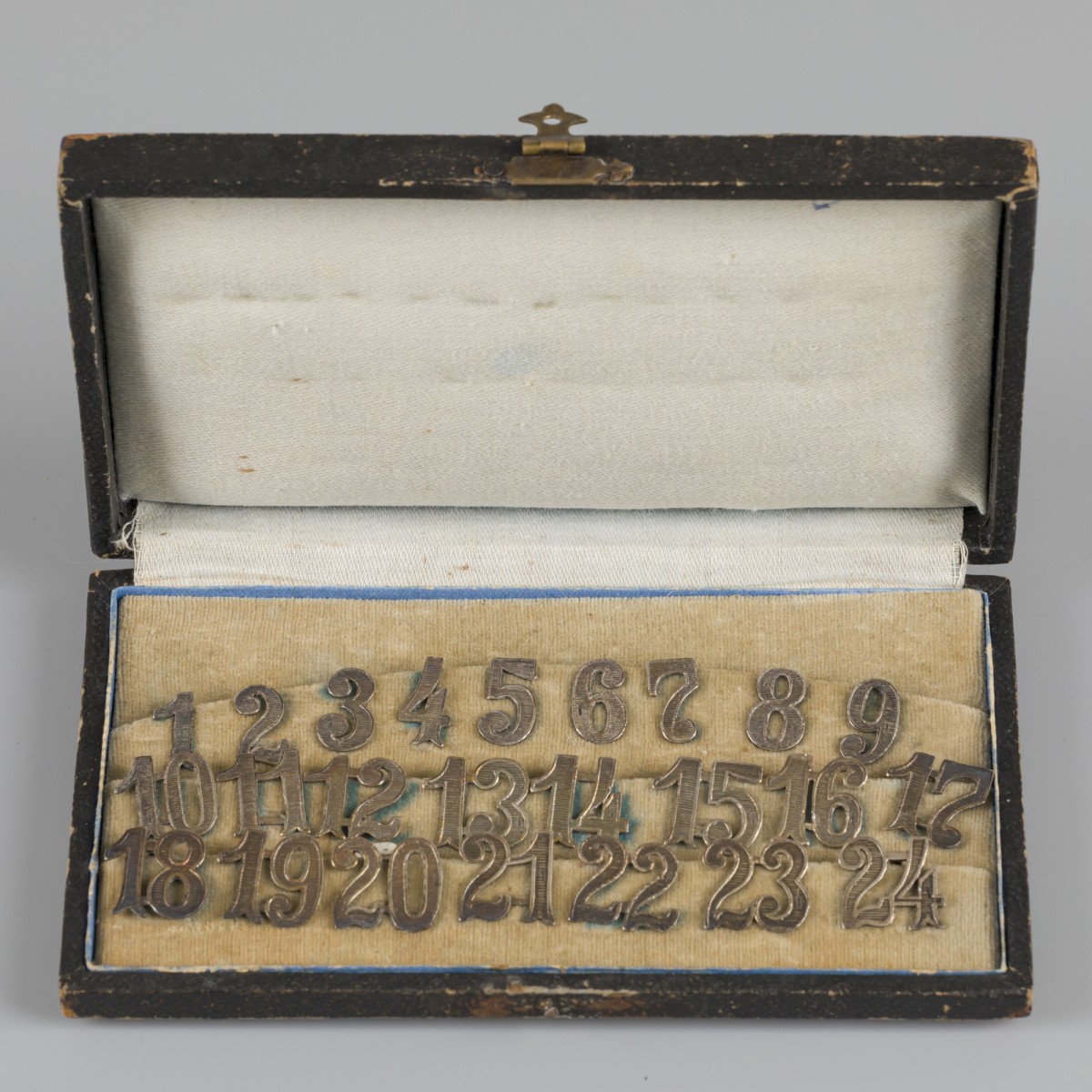 24-delige set tafel- / glasnummers zilver.