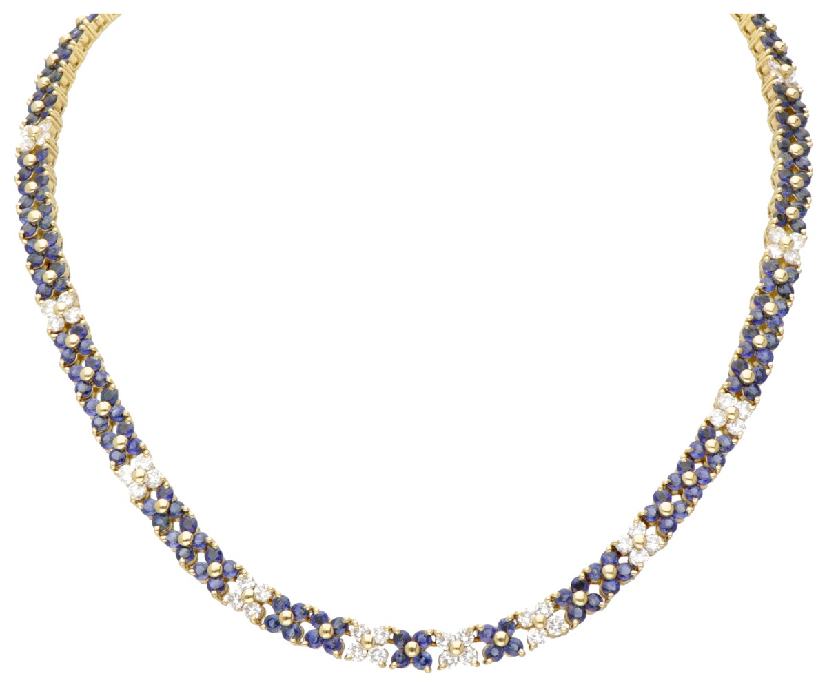 18 kt. Geelgouden bloemvormig entourage collier bezet met ca. 3.12 ct. diamant en ca. 4.80 ct. natuurlijke saffier.