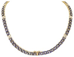 18 kt. Geelgouden bloemvormig entourage collier bezet met ca. 3.12 ct. diamant en ca. 4.80 ct. natuurlijke saffier.