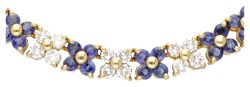 18 kt. Geelgouden bloemvormig entourage collier bezet met ca. 3.12 ct. diamant en ca. 4.80 ct. natuurlijke saffier.