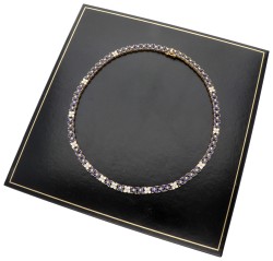 18 kt. Geelgouden bloemvormig entourage collier bezet met ca. 3.12 ct. diamant en ca. 4.80 ct. natuurlijke saffier.