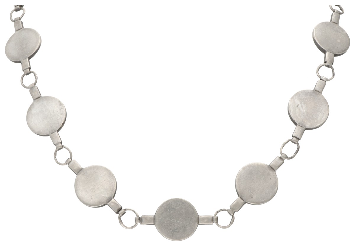 Sterling zilveren design collier met cirkelvormige schakels.