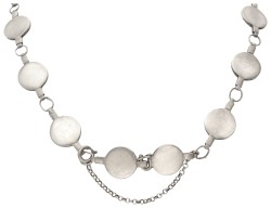 Sterling zilveren design collier met cirkelvormige schakels.