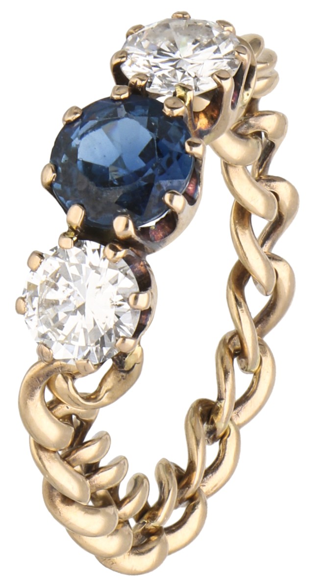 14 kt. Geelgouden 3-steens flexibele schakelring bezet met ca. 0.78 ct. diamant en 0.77 ct. natuurlijke saffier.