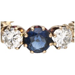 14 kt. Geelgouden 3-steens flexibele schakelring bezet met ca. 0.78 ct. diamant en 0.77 ct. natuurlijke saffier.