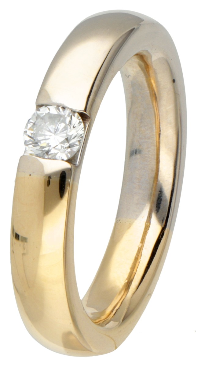 14 kt. Bicolor gouden solitair ring bezet met ca. 0.36 ct. diamant.