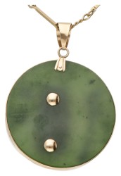 BWG 9 kt. geelgouden collier en hanger met een bloedkoralen wijsgeer gezet op jade in een 14 kt. gouden montuur.