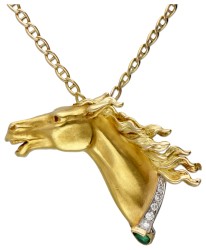 18 kt. Geelgouden Carrera y Carrera collier en paardenhoofd-hanger bezet met diamant, robijn en smaragd.