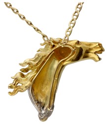 18 kt. Geelgouden Carrera y Carrera collier en paardenhoofd-hanger bezet met diamant, robijn en smaragd.