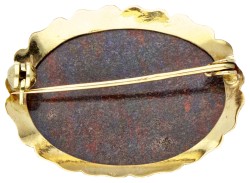 14 kt. Geelgouden vintage broche bezet met een matrix opaal.