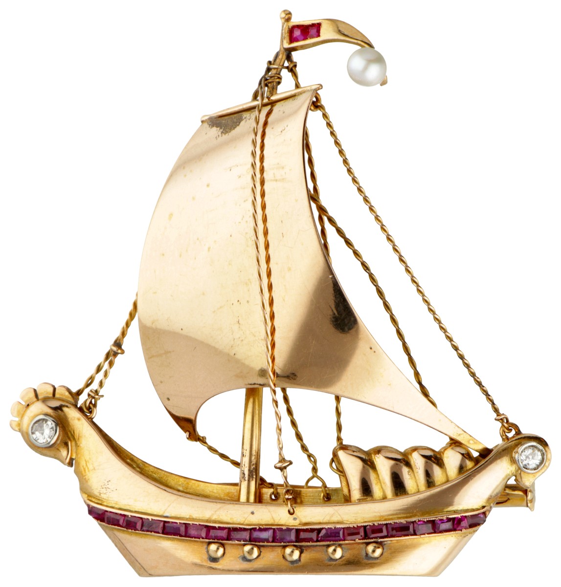 14 kt. Geelgouden vintage broche in de vorm van een zeilboot bezet met diamant, natuurlijke robijn en parel.