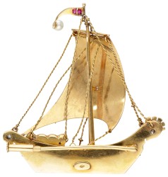 14 kt. Geelgouden vintage broche in de vorm van een zeilboot bezet met diamant, natuurlijke robijn en parel.