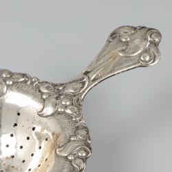 Theezeefje met lekbak zilver.